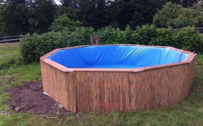 piscina exterior está recubierto de bambú.