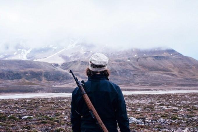 En el paseo, se puede ir sólo con un arma (Longyearbyen, Noruega).