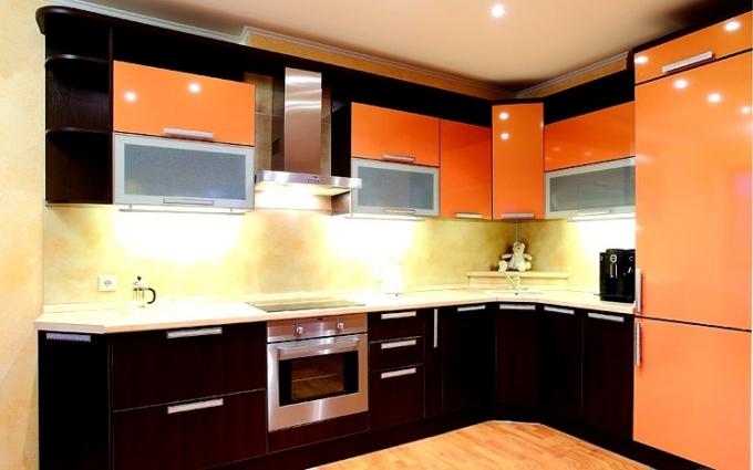 diseño de cocina en colores naranja