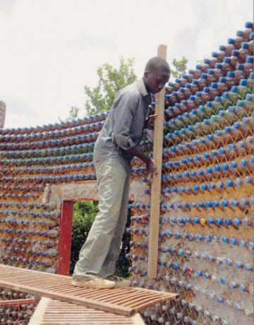 Casa con botellas de plástico joven decidió hacer una forma redonda. | Foto: ezermester.hu.