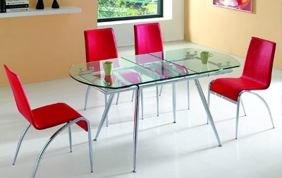 La mesa se enfatiza con sillas, además hay una combinación de materiales.