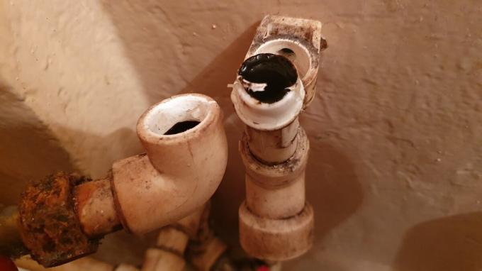 Tres fontaneros error debido a la que la tubería rota