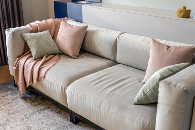 El lugar central en la sala de estar tomó un sofá grande y suave con las almohadillas en el volumen de la tapicería de color gris claro. Él no entiende, pero los tamaños se puede utilizar como una cama de matrimonio para una persona.