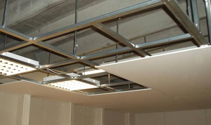 Estructura de techo suspendido (marco) y placas de yeso