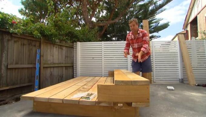Jason Hodges construye una cama que se destacan en el medio del patio.