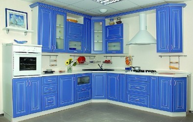 Incluso una cocina azul, con los tonos adecuados, puede crear comodidad y comodidad sin causar fatiga e irritación.