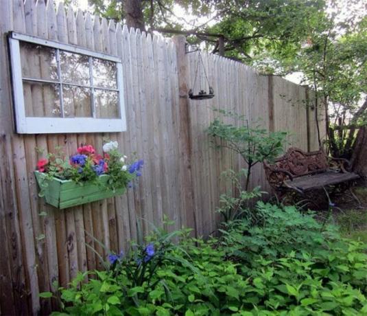 La valla tiene un propósito funcional y decorativo en su casa de verano