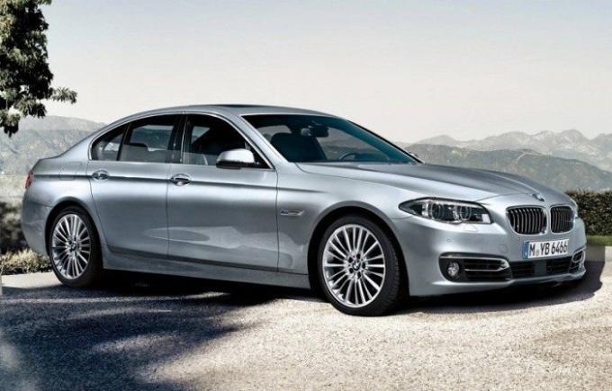 Plata sedán de clase empresarial BMW 535i 2014. | Foto: cheatsheet.com.