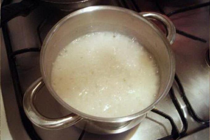 Es mejor cocinar el arroz en una cacerola de fondo grueso.