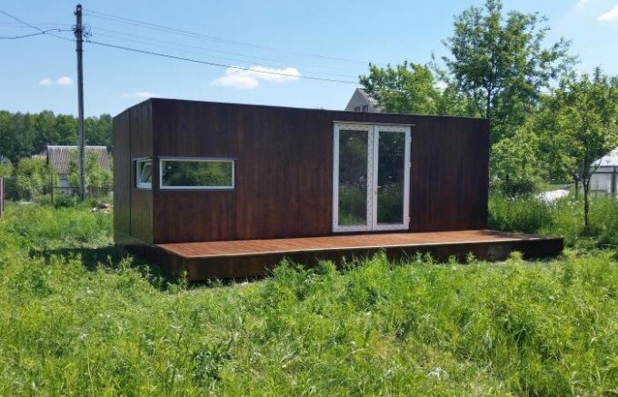 Bielorrusos lograron construir una casa de campo del contenedor en sólo 2 días