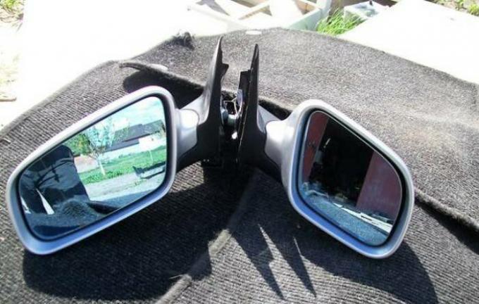 Un conjunto de espejos a la berlina alemana Audi A6 de la clase de negocios. | Foto: ria.com.