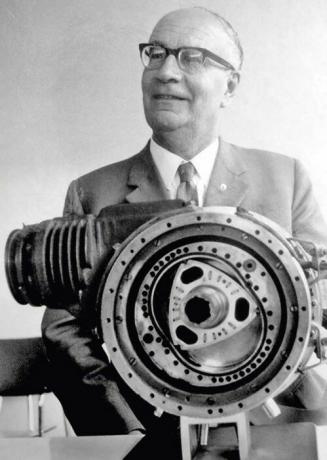 motor de pistón rotatorio y Felix Wankel de su construcción.
