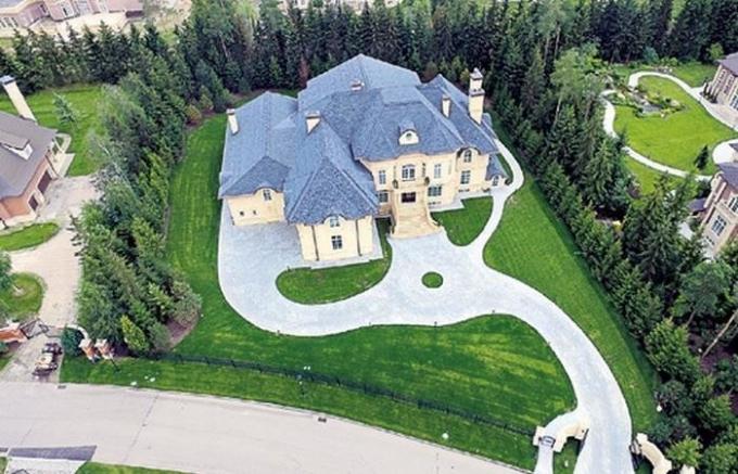 Stas Mikhailov mostró su lujosa casa de campo
