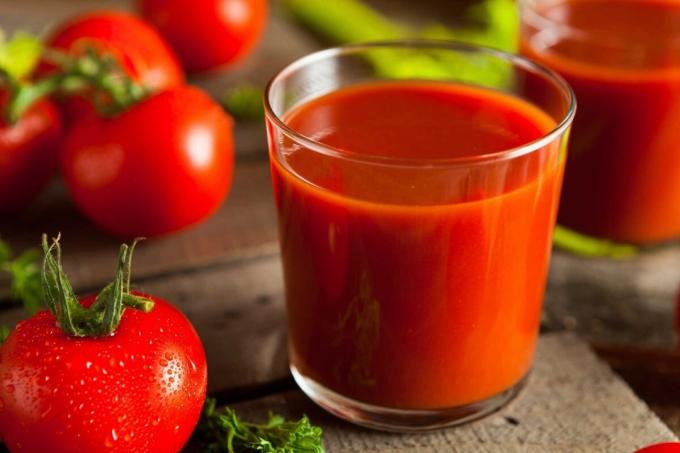 ¿Cuál es el beneficio de jugo de tomate y a los que puede estar contraindicado