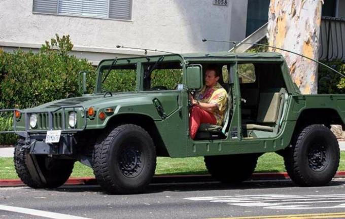 Arnold ama los coches militares. / Foto: kinotime.org. 