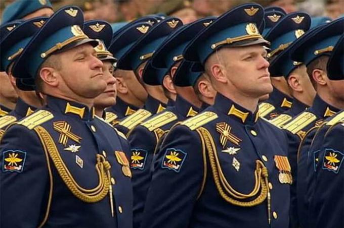 Las fichas en el uniforme del nuevo oficial: lo que significan