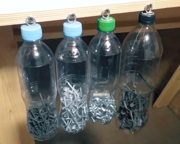 La botella de plástico es conveniente para almacenar las cosas pequeñas de metal