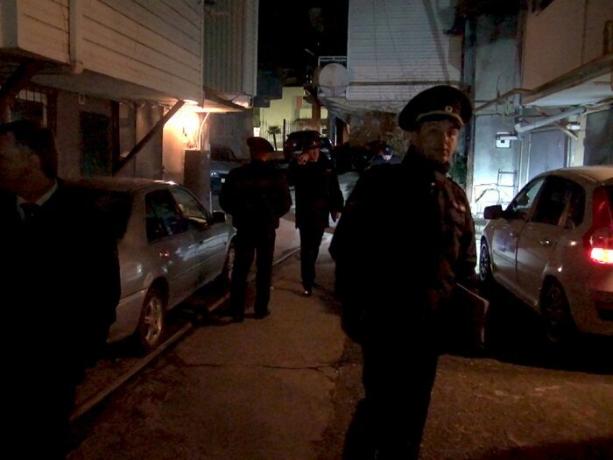 Sochi policía una vez más la realización de redadas en garajes en la calle Alpine.