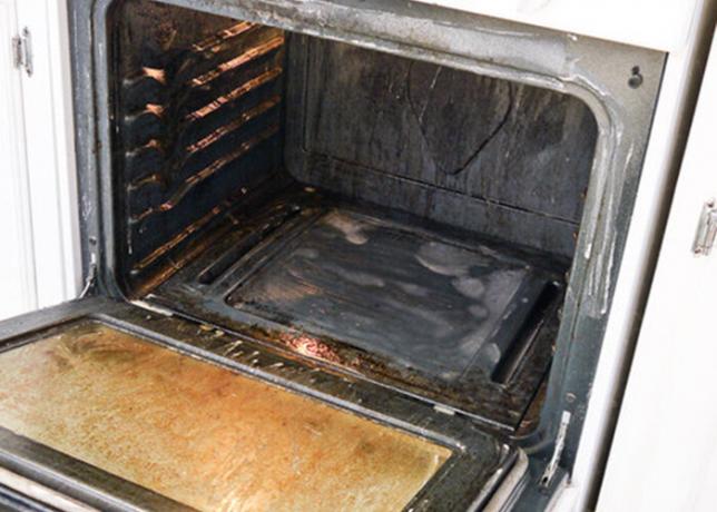 Aplicar el agente en la superficie interna del horno