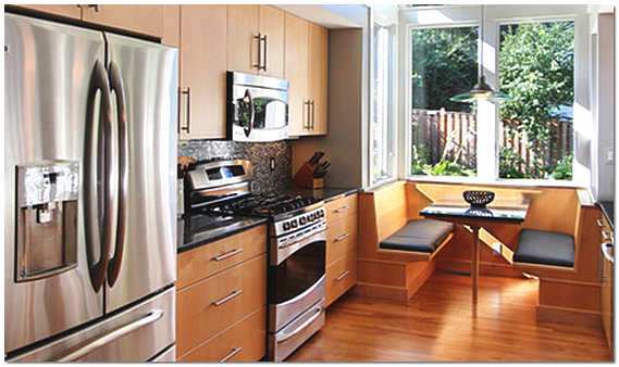 Unir el balcón a la cocina libera el espacio de trabajo y mueve el comedor fuera de la cocina.