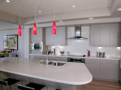 Esta cocina utiliza tres tipos de iluminación.