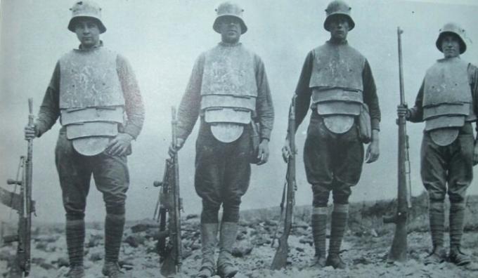 soldados de asalto alemanes de la zanja armadura con pistolas y fusiles de máquinas, 1918.