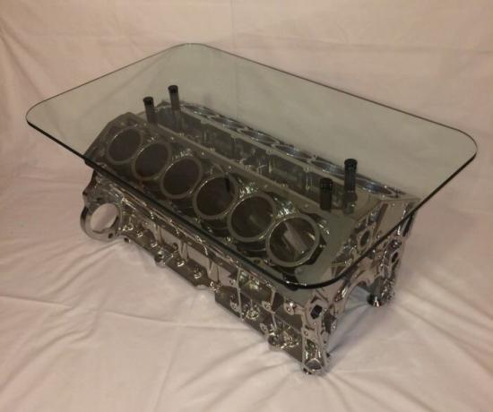 bloque de cilindros del motor Jaguar V12, que está hecho de una mesa de moda y práctico.