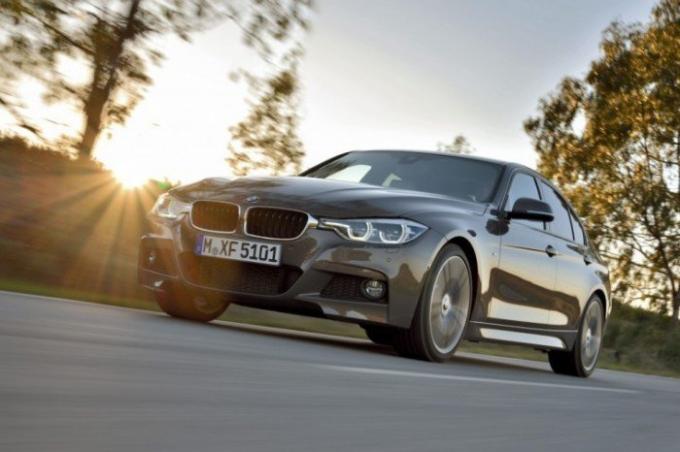 Populares bávara BMW Serie 3 para el año 2015. | Foto: cheatsheet.com.