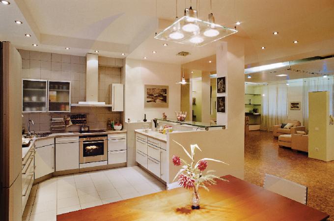 Opción para decorar techos en la cocina con iluminación combinada.