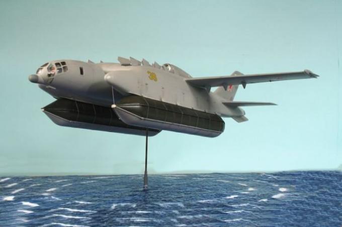 Instalación de una boya: VVA-14 flotando sobre el agua.