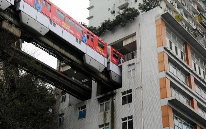 En la ciudad china de Chongqing trenes ejecutar por la casa.