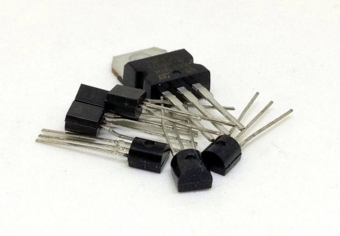 ¿Cómo funciona el transistor PNP con un ejemplo: explico en un lenguaje sencillo