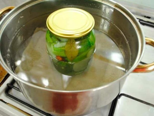 Cubrir el recipiente con una tapa y poner en una olla de agua hirviendo
