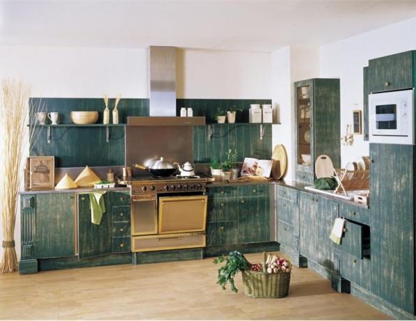La fachada de la cocina está realizada en plástico recubierto con laca de colores imitando muebles antiguos.