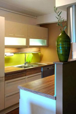 El diseño interior de una cocina pequeña no excluye en absoluto el uso de elementos adicionales para crear comodidad.