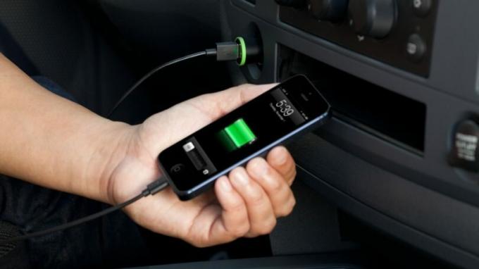 ¿Por qué cargar un teléfono móvil en el coche es muy peligroso?