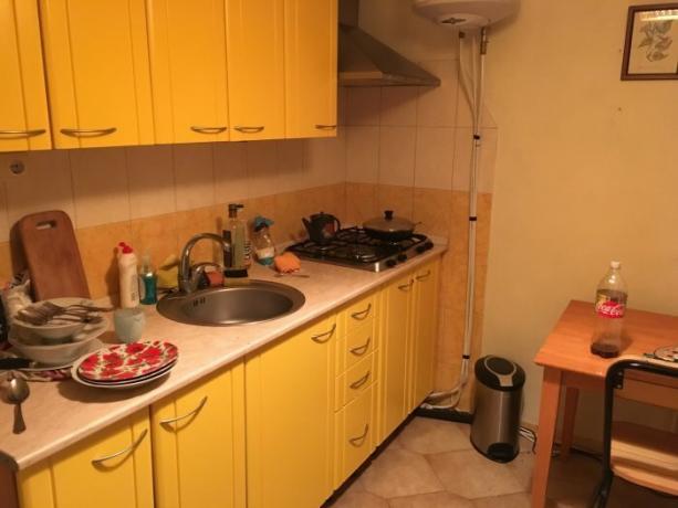 Cocina en el apartamento de 32 años de edad ruso llamado Ivan.