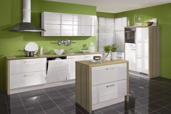 En la foto, el interior de la cocina con paredes verdes.