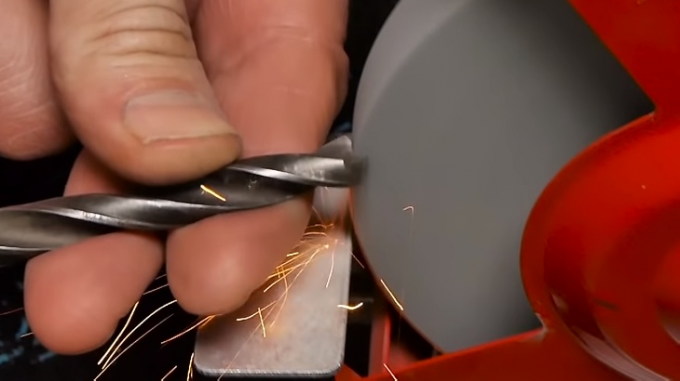 Perforar suavemente hoja de metal puede ser una broca convencional, rectificar el borde de corte 