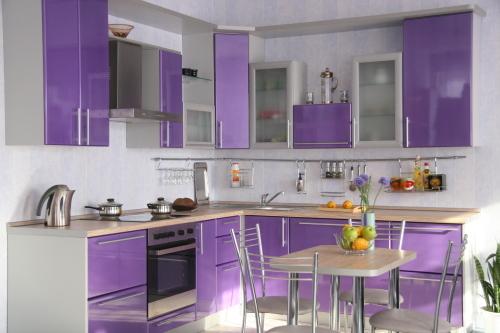 El delicado esquema de color lila en el interior de la cocina crea una sensación de comodidad y trae paz.