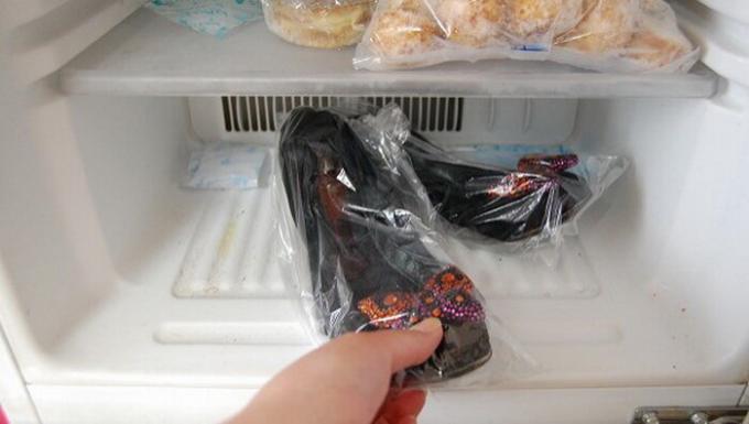 La congelación de los zapatos en el refrigerador. anuncio