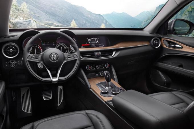 Alfa Romeo Stelvio italiana cruce refinado diseño interior. | Foto: allcarz.ru.