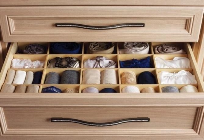 En el cuadro, se puede hacer separadores especiales para diferentes tipos de ropa interior, calcetines, medias. / Foto: berkem.ru