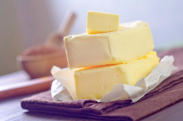 Cómo almacenar mantequilla en el refrigerador: vida útil del producto, se congela, video y foto