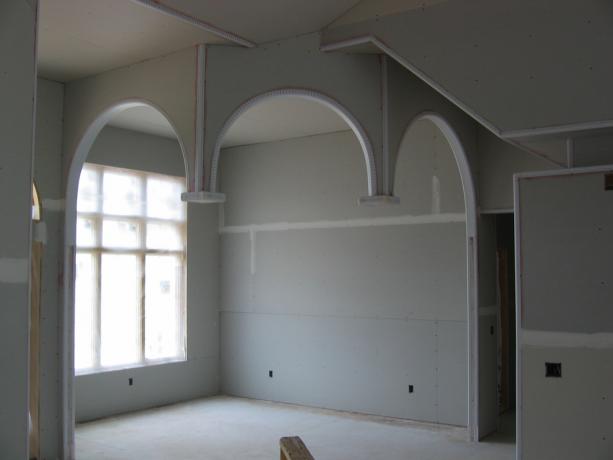 Con la ayuda de arcos, es fácil dividir la habitación en acogedoras áreas funcionales.