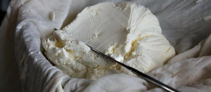 Mezclar el yogur y la crema agria y la envoltura en una gasa.