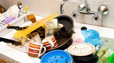 El fregadero de una anfitriona negligente siempre está lleno de platos sucios, como en esta foto.