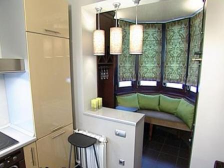 La cocina combinada con el balcón brinda espacio adicional para una mesa de comedor o área de descanso.
