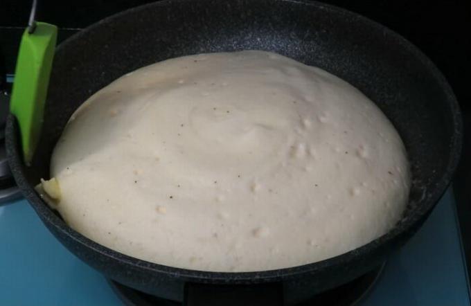 Después de - añadir trozos de mantequilla en una sartén y freír por un minuto tortilla sin tapa.