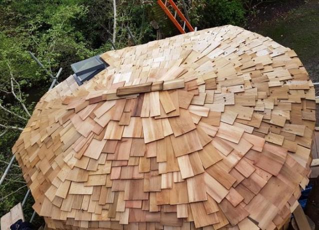 El techo está hecho de madera.